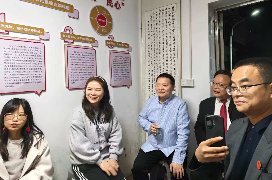 五里牌蒸菜街法律共享图书室举行 “世界读书日”经典朗读活动